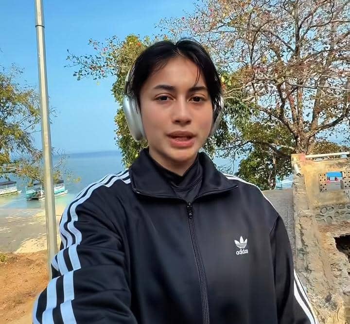 Sintya Marisca liburan di Pusat Laut Donggala