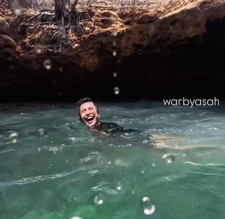 Sintya Marisca liburan di Pusat Laut Donggala