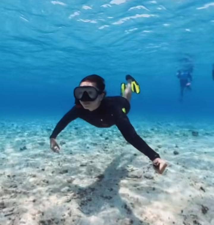 Sintya Marisca liburan di Pusat Laut Donggala