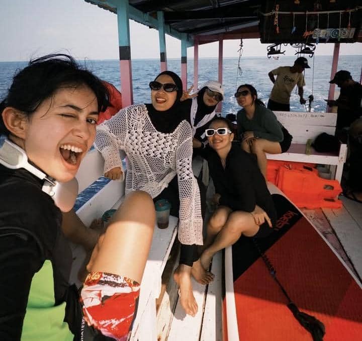 Sintya Marisca liburan di Pusat Laut Donggala
