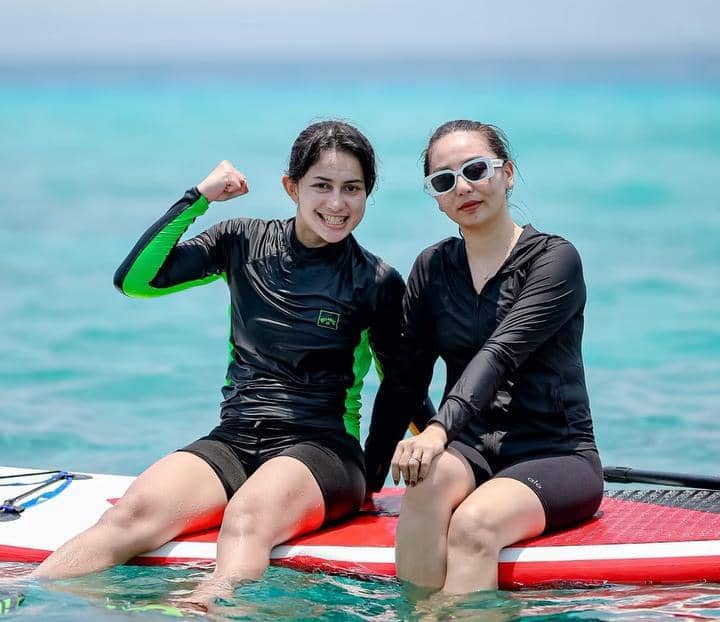 Sintya Marisca liburan di Pusat Laut Donggala