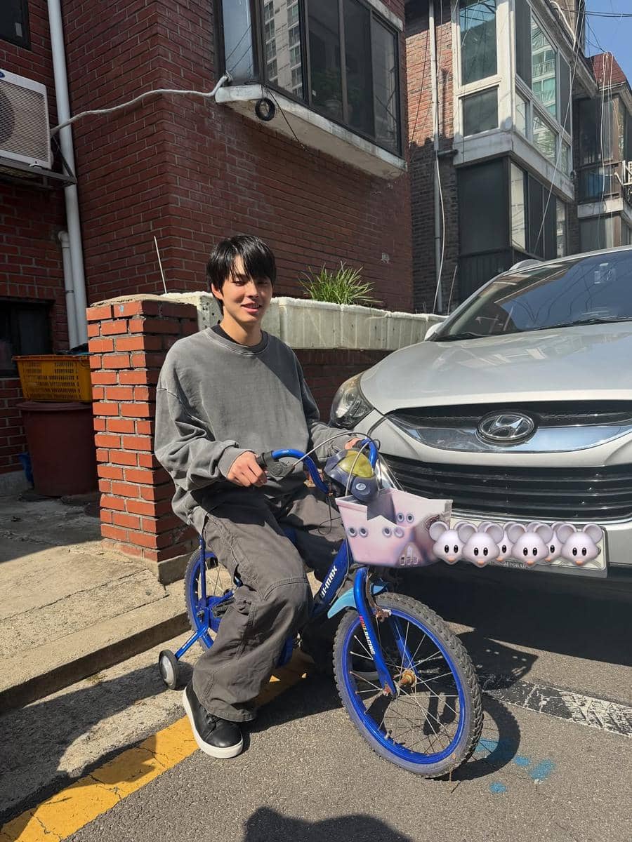 kombinasi gaya kasual ala Park Yoon Ho