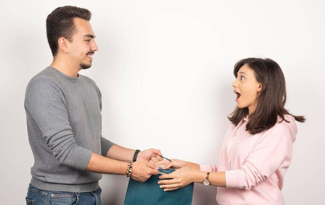 5 Bahaya Love Bombing, Jangan Sampai Salah Arti Jadi Cinta!