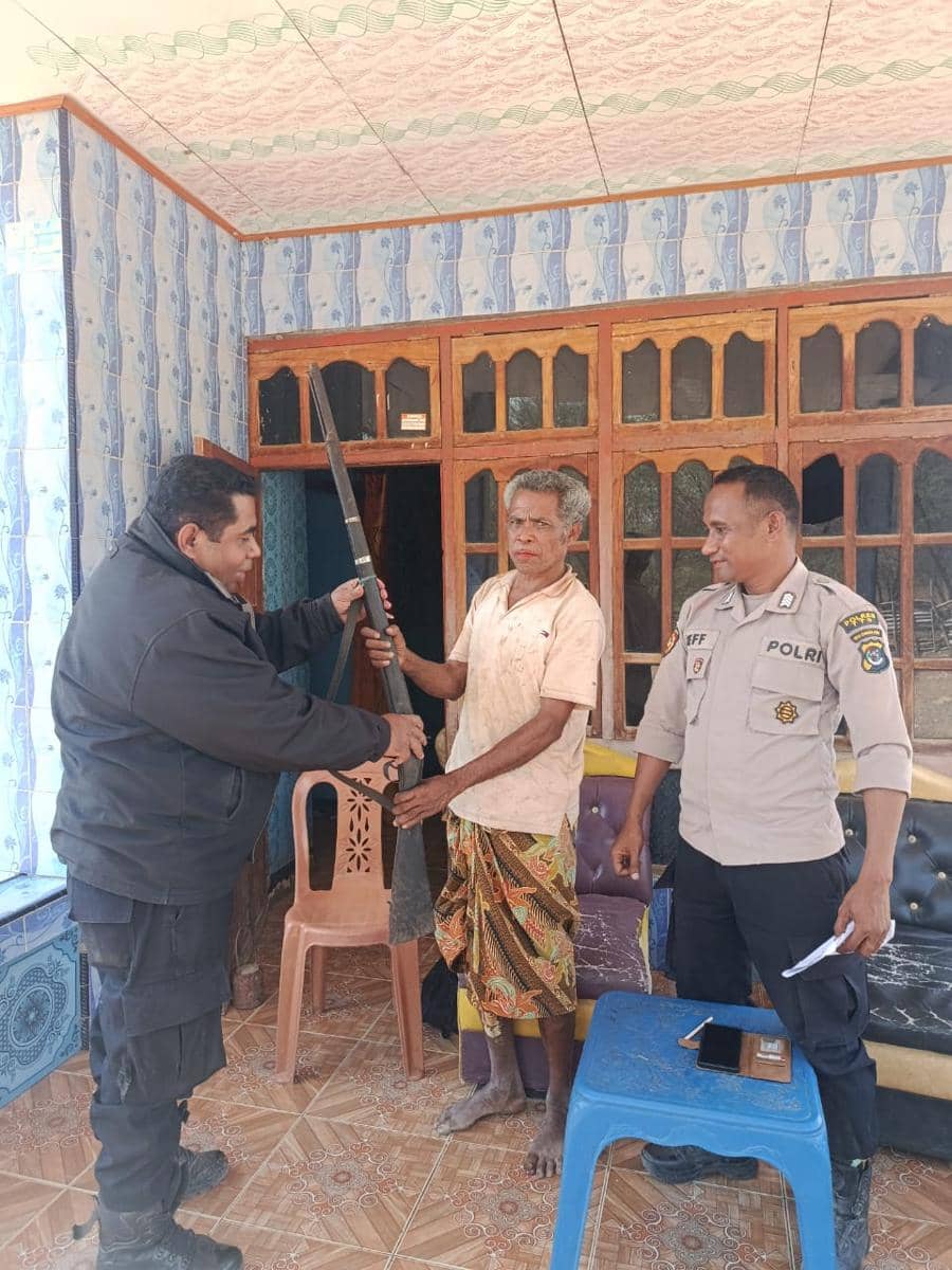 Warga di TTS, NTT, menyerahkan senjata api rakitan ke polisi. (Dok Polres TTS)
