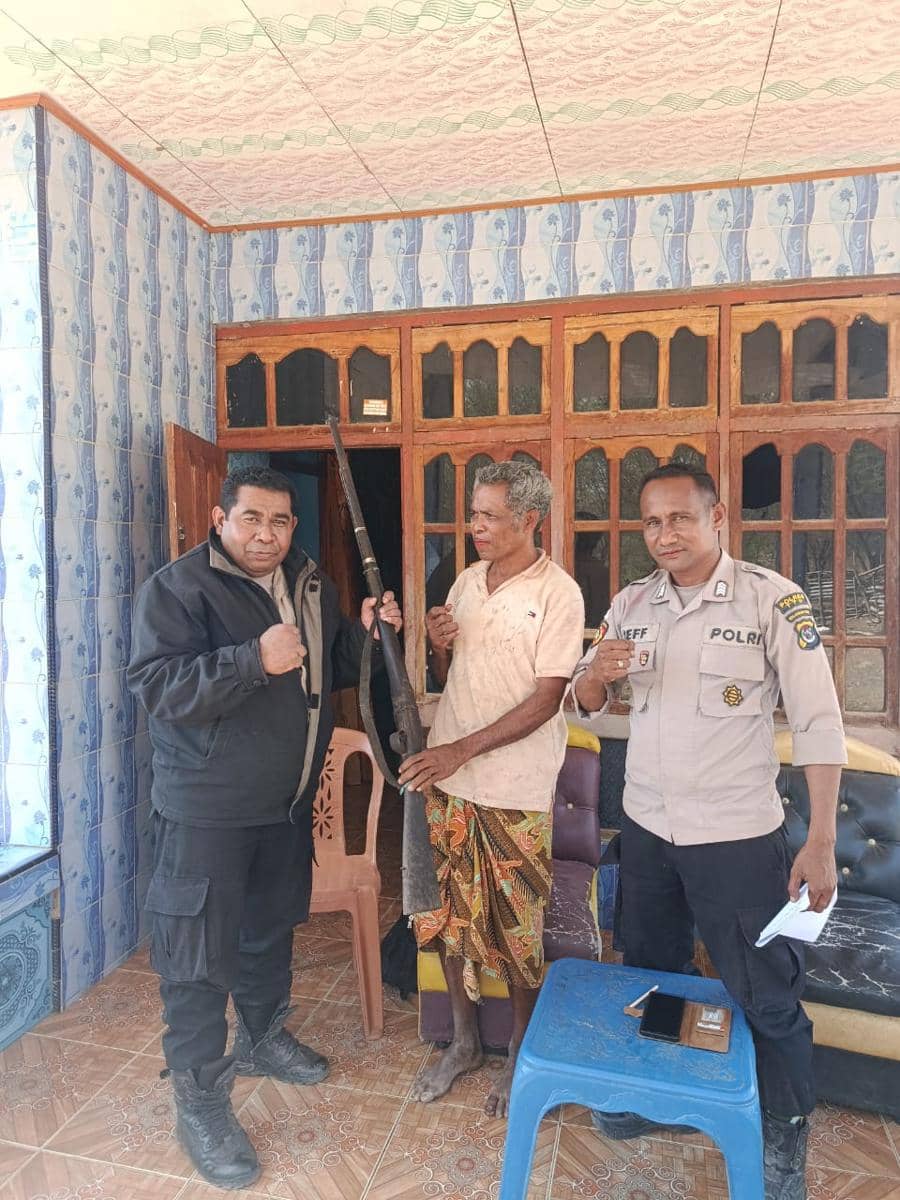 Warga TTS Serahkan Senpi Rakitan Warisan Orangtua ke Polisi