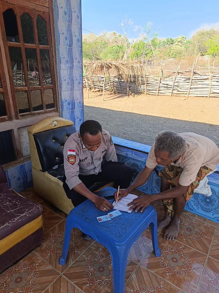Warga di TTS, NTT, menyerahkan senjata api rakitan ke polisi. (Dok Polres TTS)