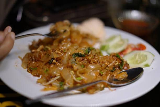 Ilustrasi mie tiaw, hidangan mi pipih khas Asia yang disajikan untuk menu makan sehari-hari.