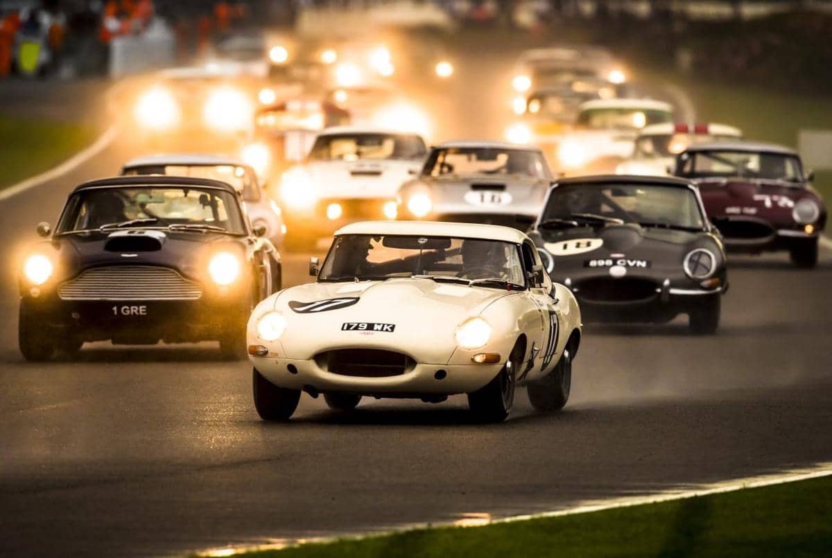 Ford GT40 dengan ban Dunlop, menampilkan perpaduan mobil balap ikonis dan ban berperforma tinggi dari Dunlop.