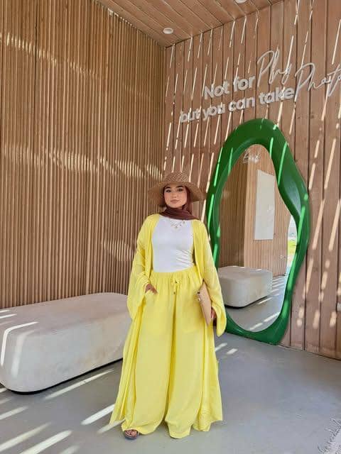 Potret Nuha Shukry dalam OOTD liburan, menghadirkan inspirasi gaya busana untuk suasana perjalanan santai.