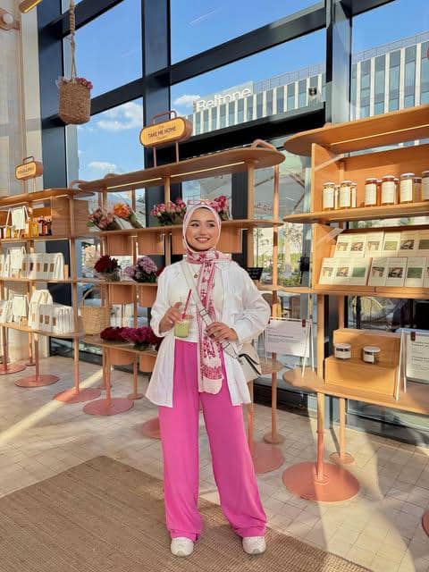 Potret Nuha Shukry menampilkan gaya OOTD liburan dalam unggahan yang dibagikan melalui akun Instagram pribadinya.