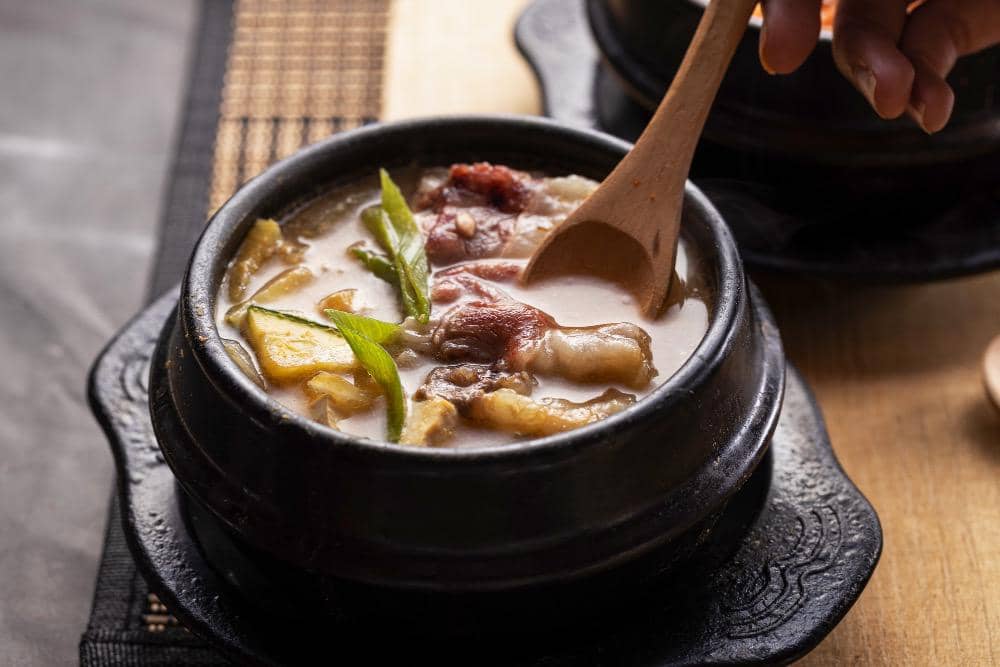 ilustrasi samgyetang yang sudah matang