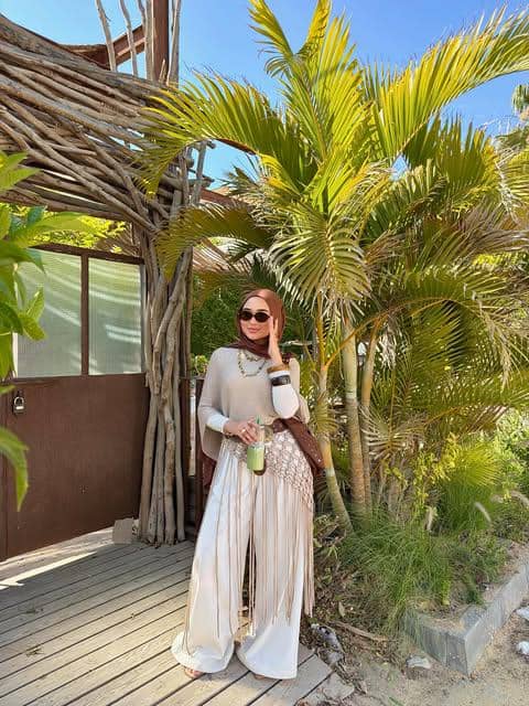 Nuha Shukry mengenakan busana OOTD liburan bergaya kasual dalam unggahan di akun Instagram pribadinya.