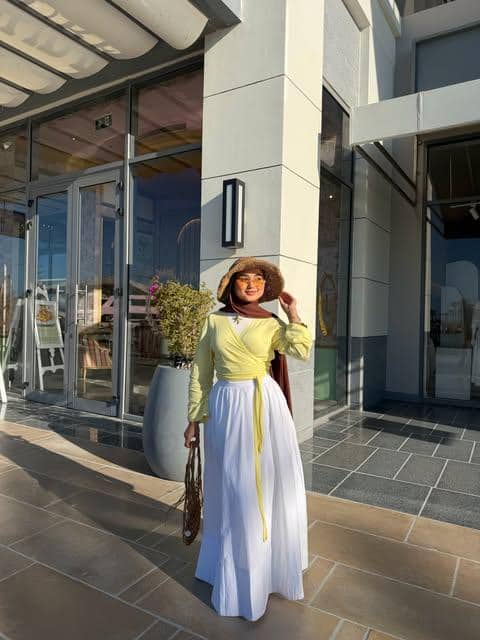 Nuha Shukry tampil dengan OOTD liburan yang modis dalam unggahan Instagram pribadinya.