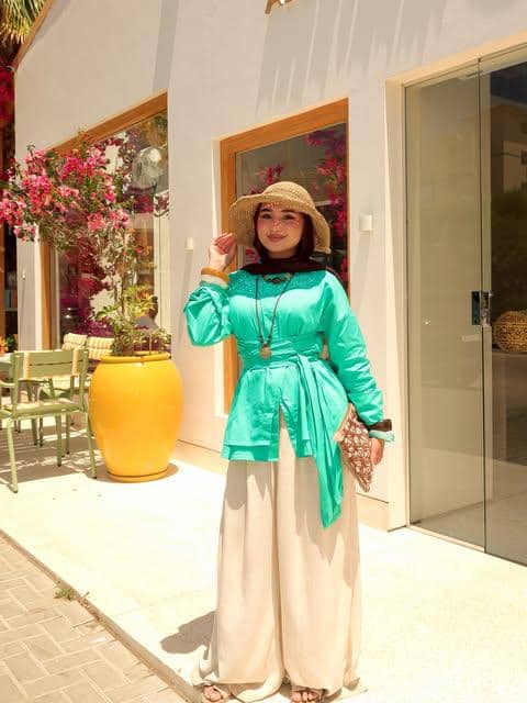 Nuha Shukry mengenakan busana liburan kasual dengan perpaduan outfit bergaya stylish untuk suasana santai.