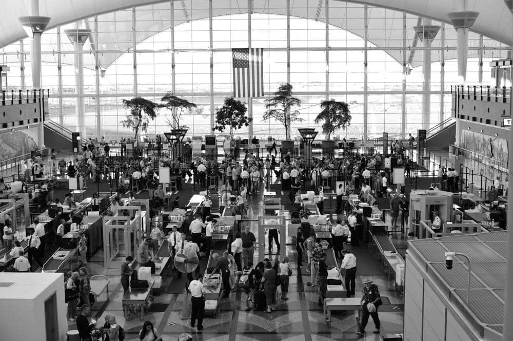 ilustrasi suasana bandara yang ramai