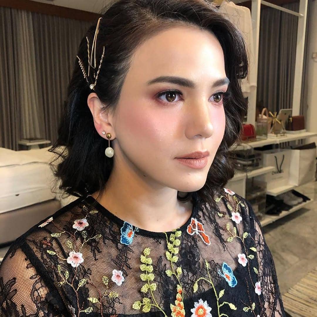 inspirasi makeup buat acara formal ala Alice Norin