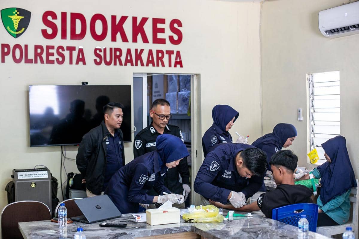 antarafoto-pengambilan-sampel-dna-dan-ante-mortem-keluarga-korban-km-virgo-1790133372.jpg