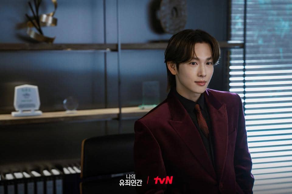 Potongan adegan drama Korea Love In Disguise dari tvN, menampilkan suasana cerita dalam serial tersebut.