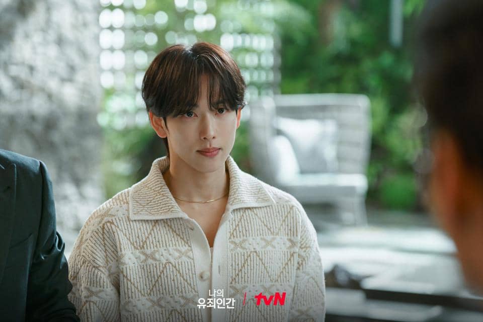 Potongan adegan dari drama Love In Disguise produksi tvN dalam materi promosi resmi serial tersebut.