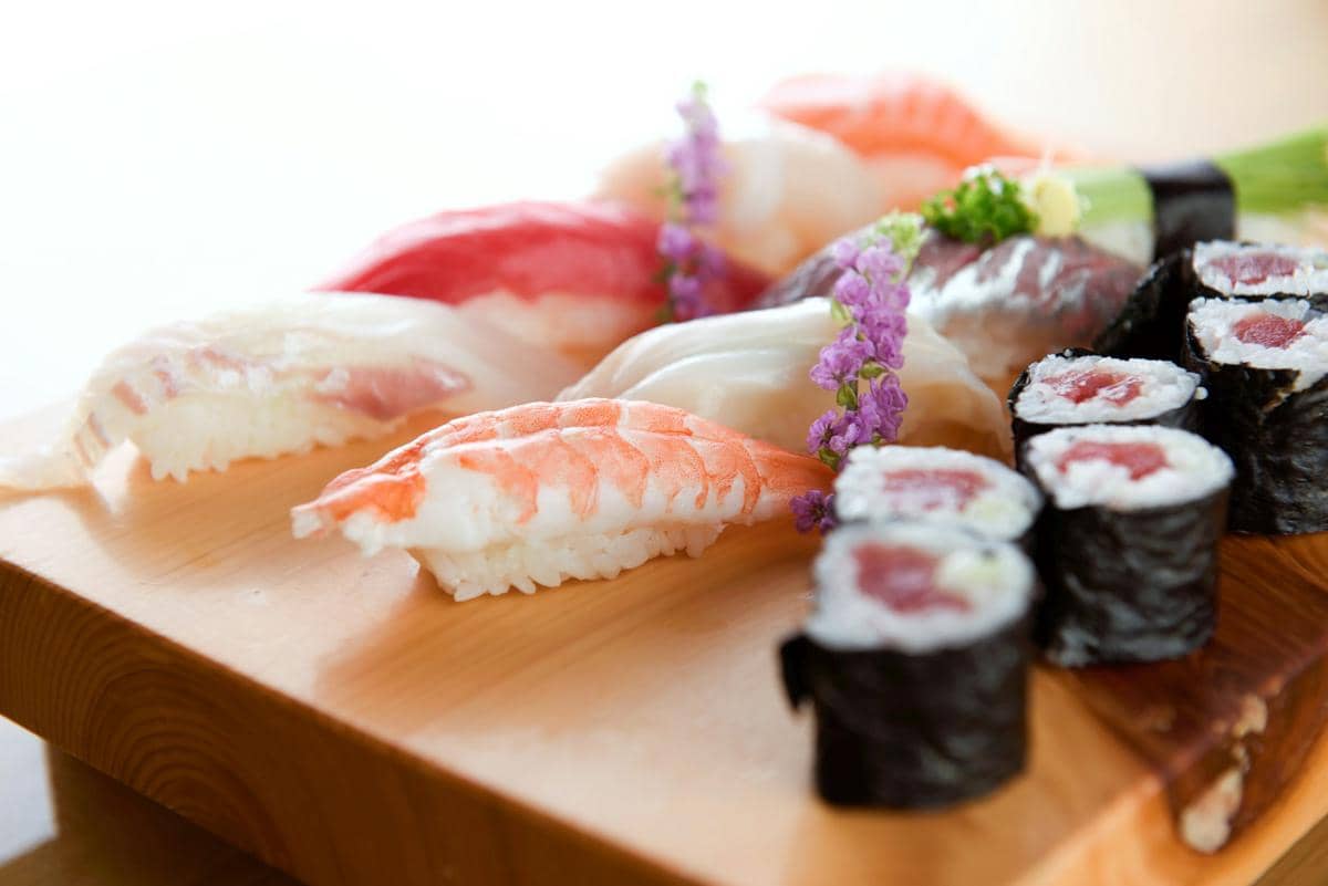 Resep Sushi Jepang, dari Maki Roll, Nigiri, Temaki hingga Uramaki