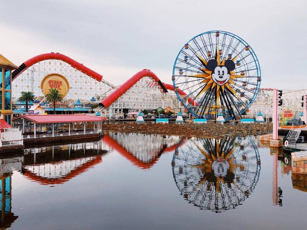 ilustrasi aneka atraksi di Disneyland