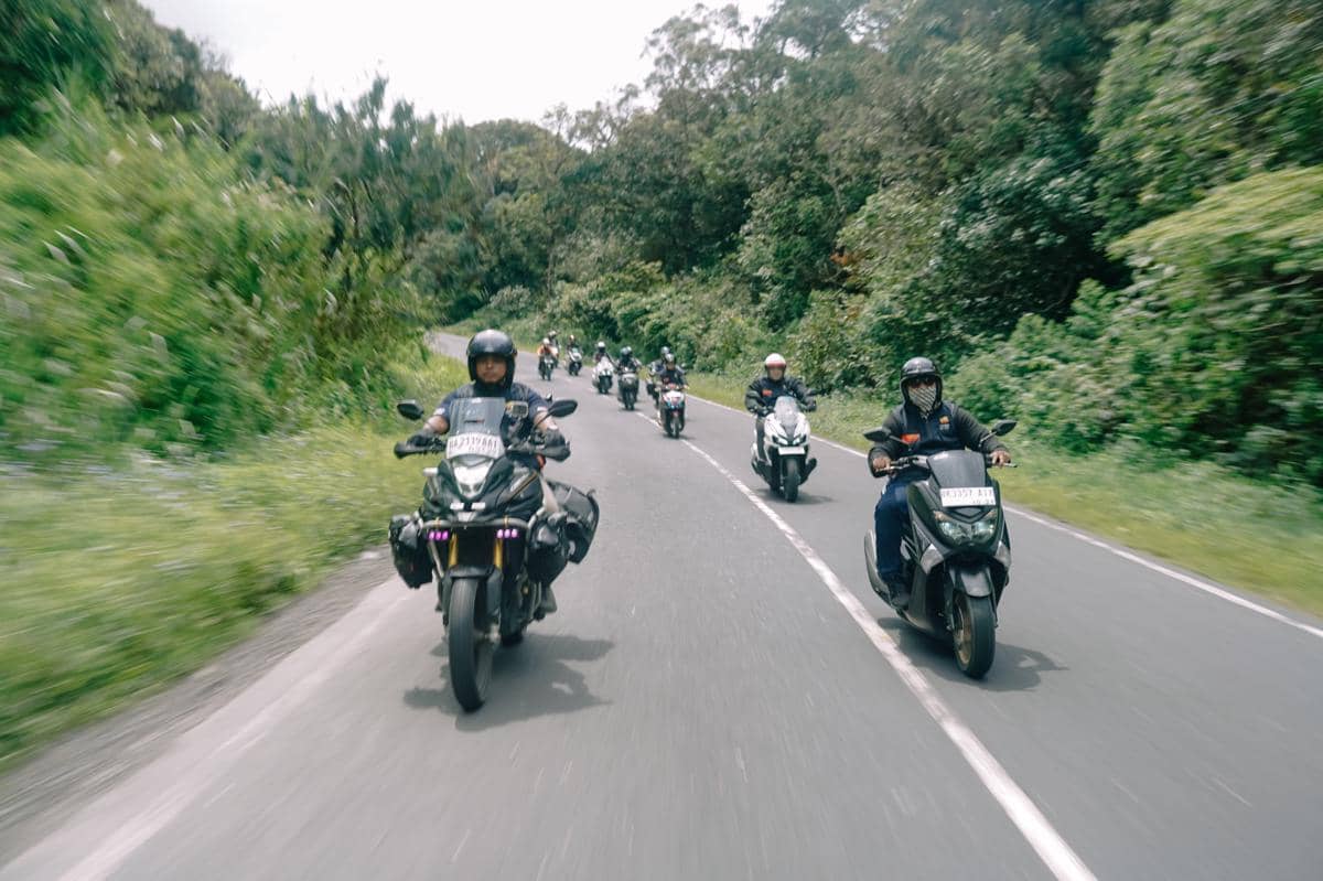 Para peserta riding mengendarai sepeda motor dalam perjalanan dari Medan menuju kawasan Danau Toba.
