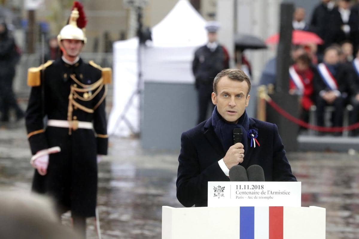 Emmanuel Macron sedang berpidato.