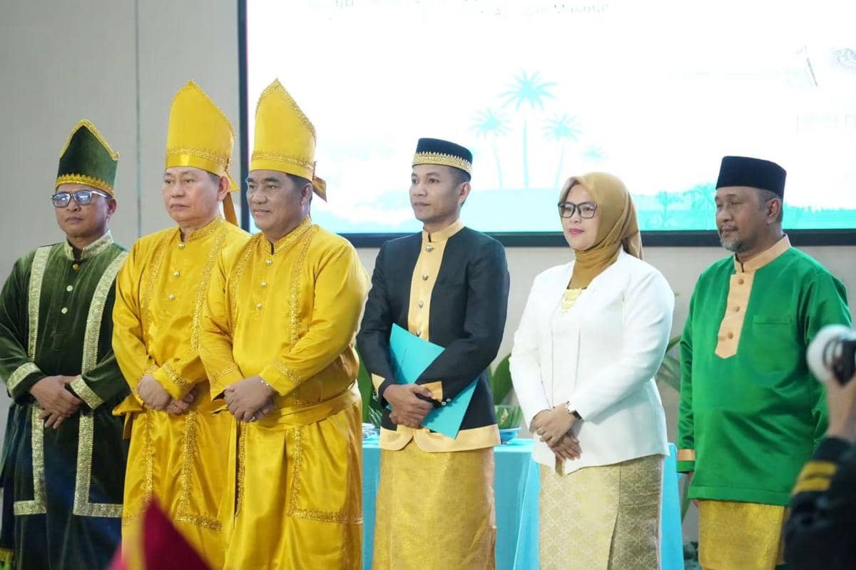 Gubernur Sulawesi Utara Yulius Selvanus menyerahkan nota dinas kepada Mohammad Aditya Pontoh sebagai Plt Bupati Bolmut.