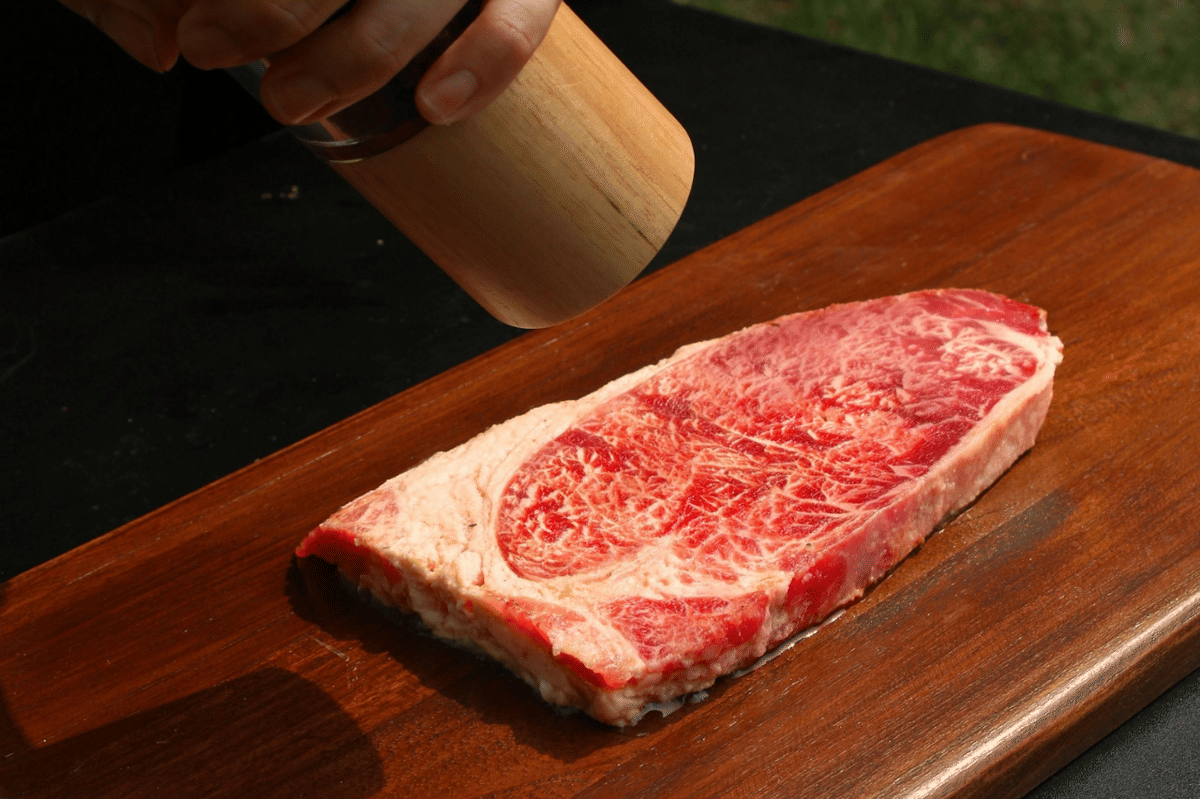 Ilustrasi wagyu, daging sapi premium yang dikenal memiliki marbling lemak dan tekstur lembut saat diolah.