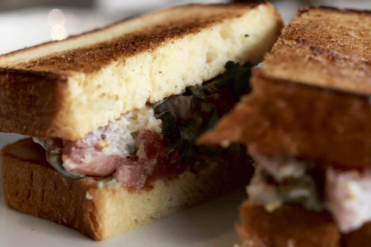 Ilustrasi wagyu katsu sando, sandwich Jepang dengan potongan daging wagyu berlapis tepung roti di antara roti tawar.