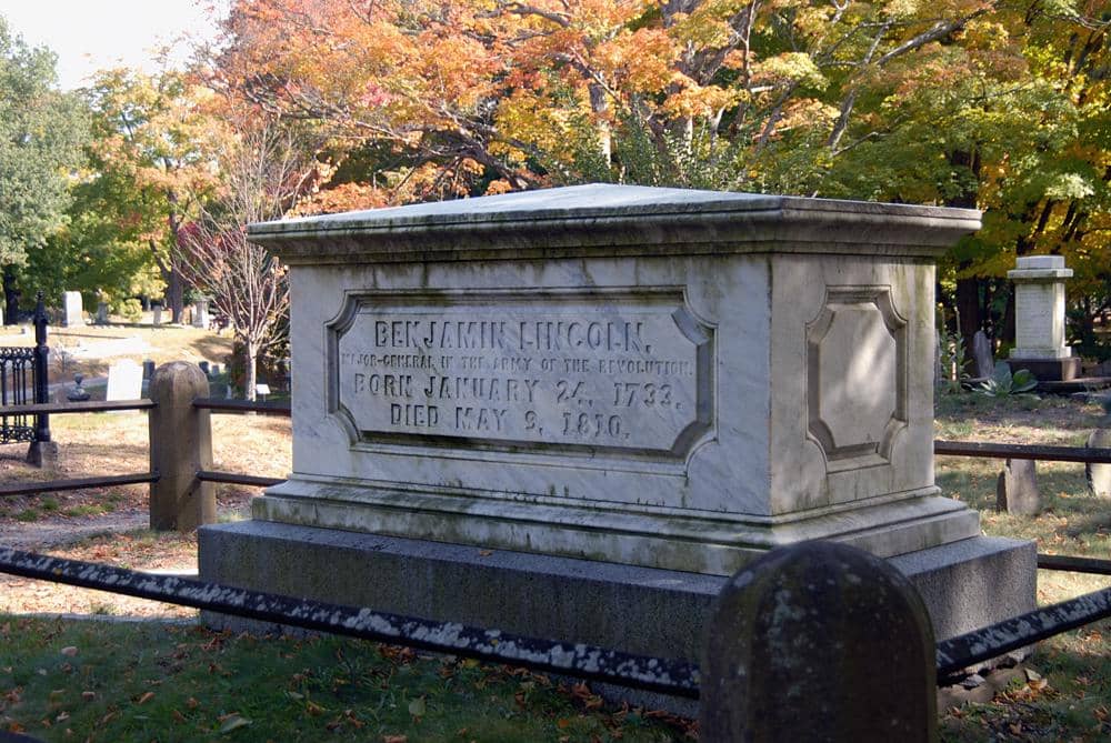 Pemandangan makam Benjamin Lincoln di dalam kompleks Gereja Old Ship.