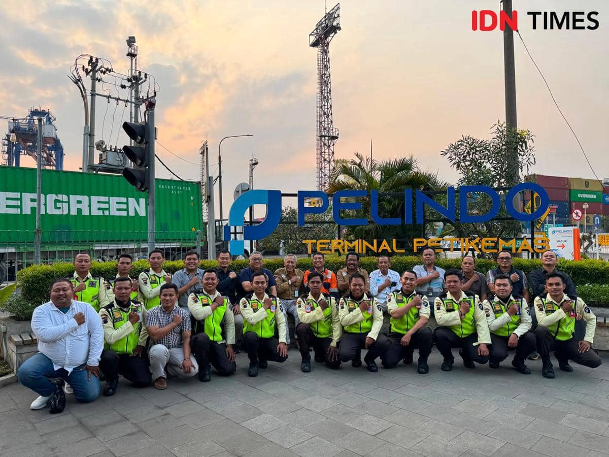 Belasan petugas keamanan TPKS berpose bersama usai mengikuti pelatihan mitigasi risiko di lokasi kegiatan.