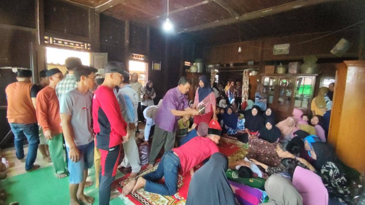 Petugas SAR Palembang mengevakuasi jasad korban tenggelam di Sungai Komering dalam operasi pencarian.