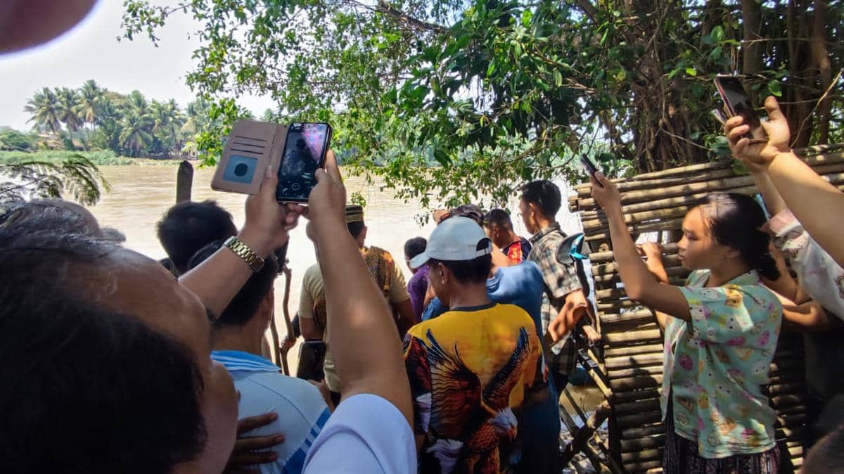 Petugas SAR mengevakuasi jasad korban tenggelam di Sungai Komering dalam operasi pencarian dan penyelamatan.