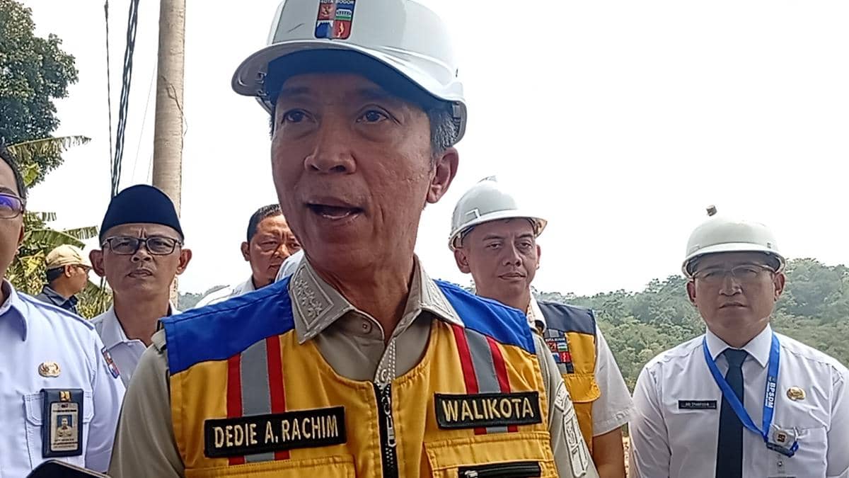 Dedie memberikan wawancara kepada media usai meninjau lokasi pembangunan Sekolah Rakyat di Kota Bogor.