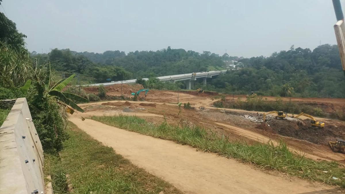 Jalan di lahan pembangunan Sekolah Rakyat Kota Bogor di Rancamaya terlihat membentang di area proyek.