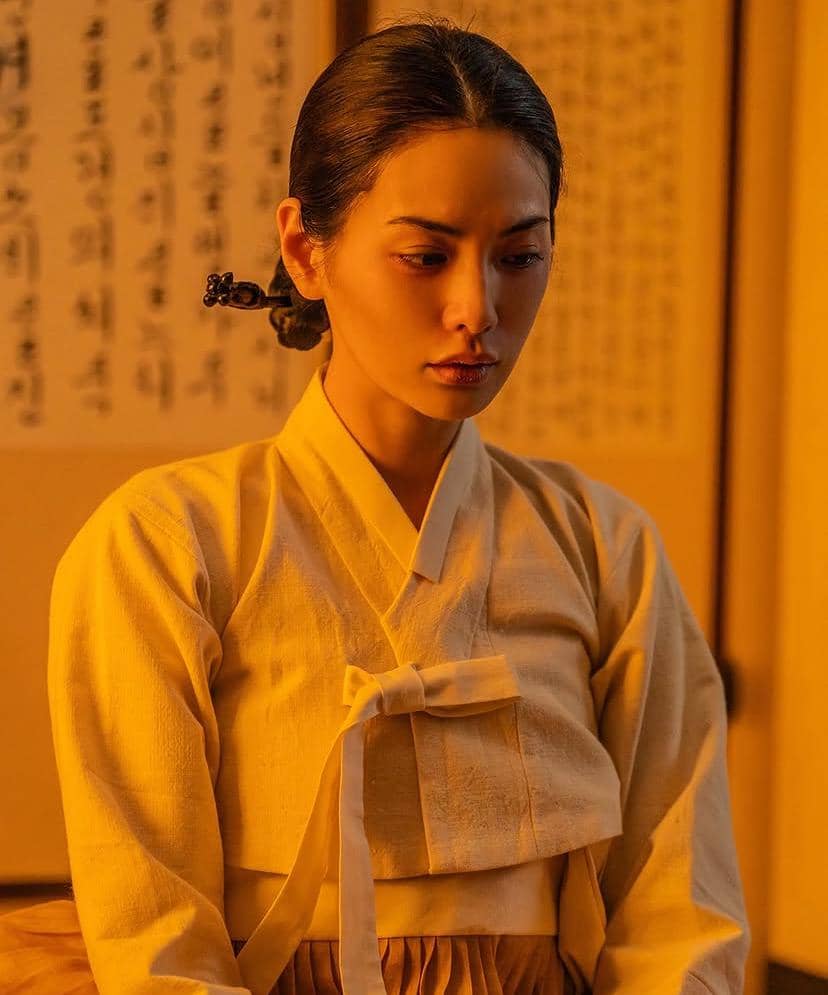 Potret Nana dengan ekspresi serius dalam serial The Scandal yang diunggah melalui akun Instagram Netflix Korea.