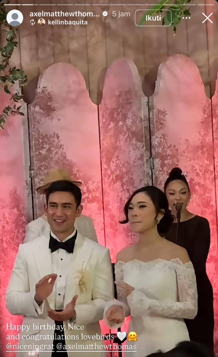 Axel Matthew Thomas menjalani momen pemberkatan nikah dalam suasana sakral bersama keluarga dan kerabat.