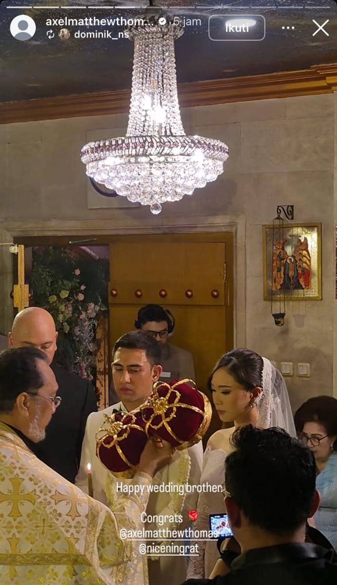 Axel Matthew Thomas dan pasangannya berdiri di altar saat menerima pemberkatan pernikahan di hadapan para tamu.