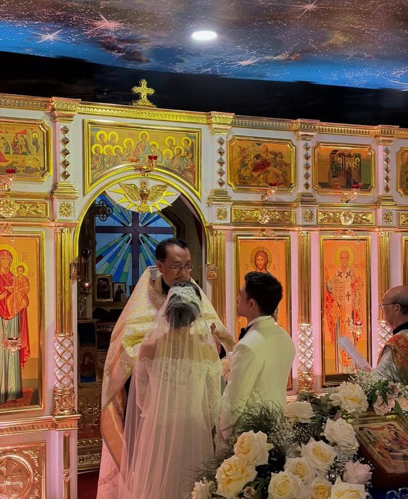 Axel Matthew Thomas dan pasangannya menjalani pemberkatan nikah dalam suasana sakral di gereja bersama keluarga.