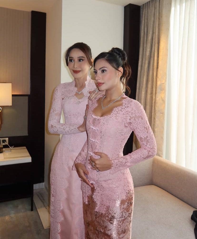 Axel Matthew Thomas dan pasangannya menjalani momen pemberkatan pernikahan, dibagikan Valerie Thomas.
