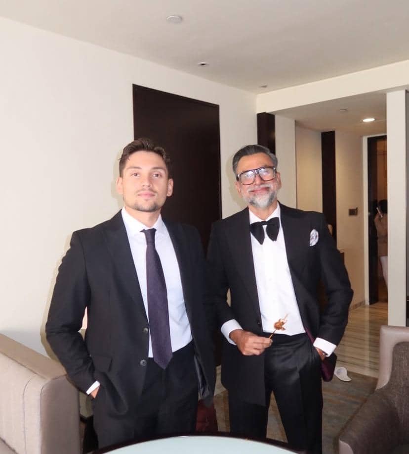 Axel Matthew Thomas menerima pemberkatan nikah dalam momen pernikahannya, disaksikan keluarga dan kerabat.
