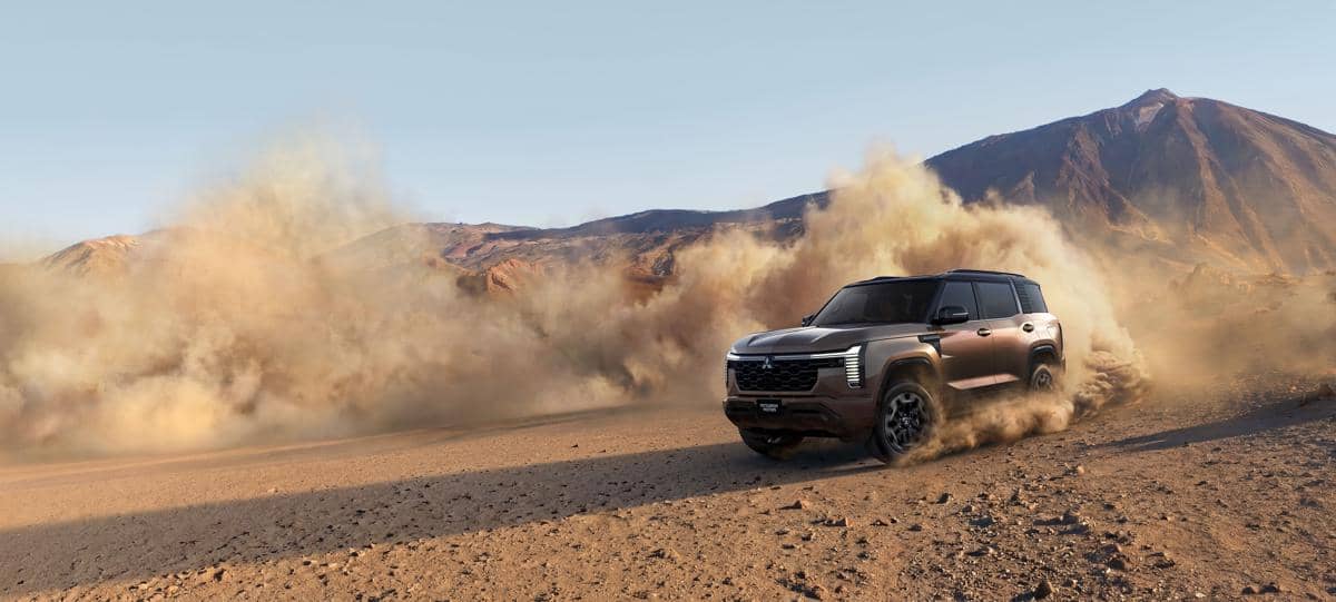 Tampilan SUV Mitsubishi Pajero yang disebut membangkitkan kembali nama Pajero secara global oleh Mitsubishi.