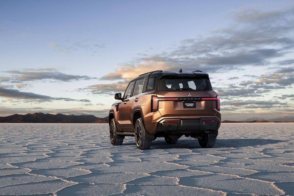 Bagian buritan Mitsubishi All-New Pajero dengan lampu belakang, pintu bagasi, dan emblem merek yang terlihat.