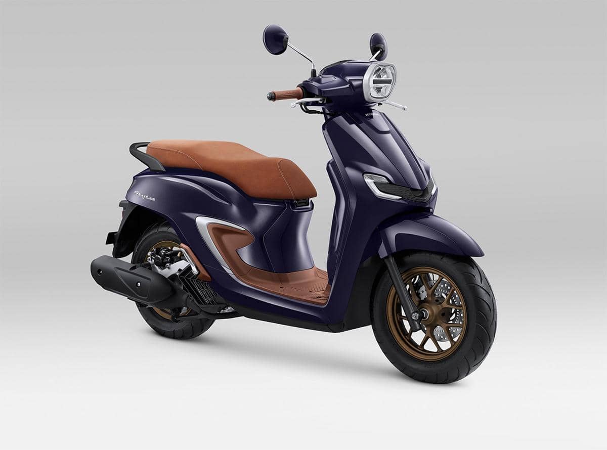 Honda Stylo Royal Violet, skuter bergaya klasik modern dengan bodi ungu dan detail desain yang elegan.