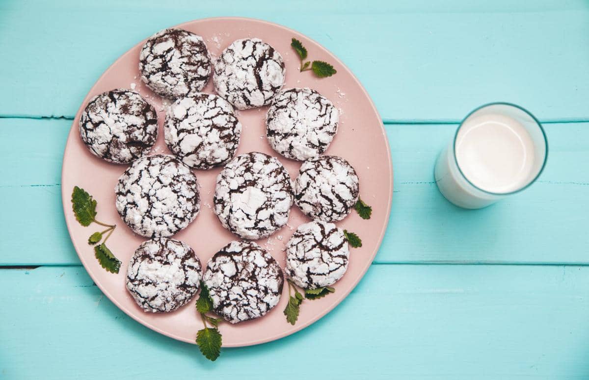 ilustrasi sajian hojicha crinkle cookies