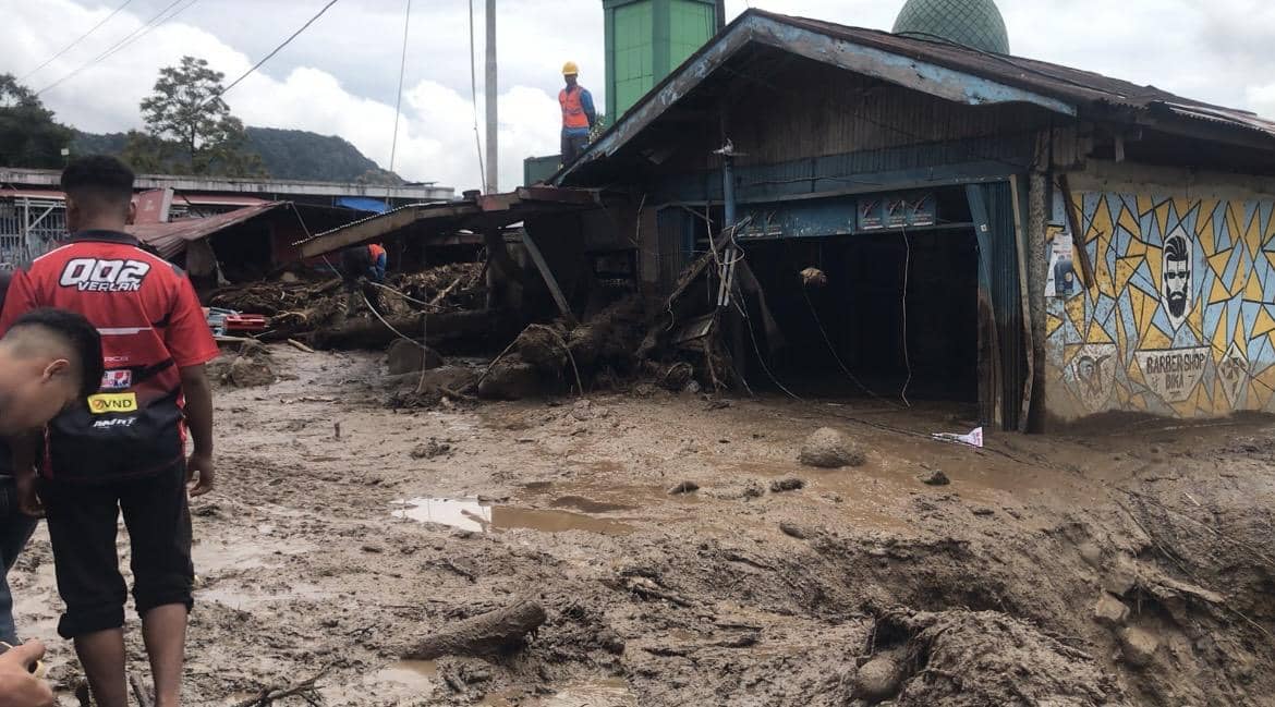 Warga melewati jalur lalu lintas yang terdampak bencana banjir bandang (Foto: IDN Times/Halbert Caniago)