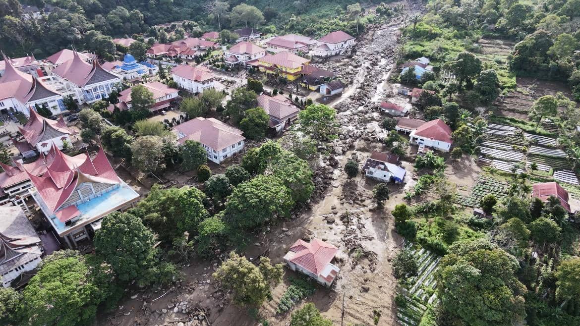Aliran sungai yang mengalami banjir bandang dari udara (Foto: IDN Times/Halbert Caniago)