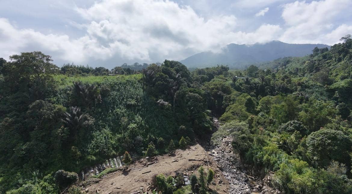 Aliran sungai yang mengalami banjir bandang dari udara (Foto: IDN Times/Halbert Caniago)