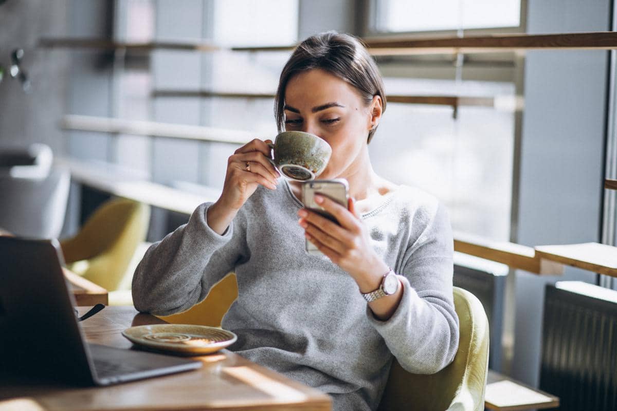 Kenapa Menaruh Kopi di Sebelah Kanan Mouse Bikin Laptop Cepat Rusak?